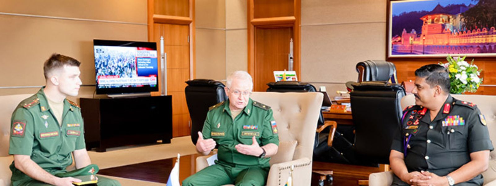 Russian Military Delegation Meets Army Chief